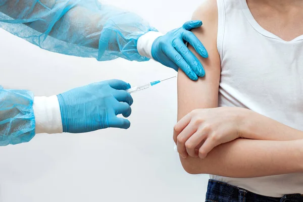 Médico Luvas Médicas Azuis Faz Uma Injeção Paciente Vacinação Preventiva — Fotografia de Stock