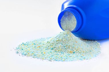 Bulaşık makinesi için toz, beyaz arka planda bulaşık makinesi için toz deterjanlı mavi plastik kap, temiz giysi ve kap kacak kavramı