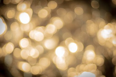 Noel arkaplanı, şenlikli çelenk karanlıkta parlıyor, ampullerin sıcacık ışığı, gece güzel altıgenler yeni yıl havası yaratıyor, odak kaybına neden oluyor.