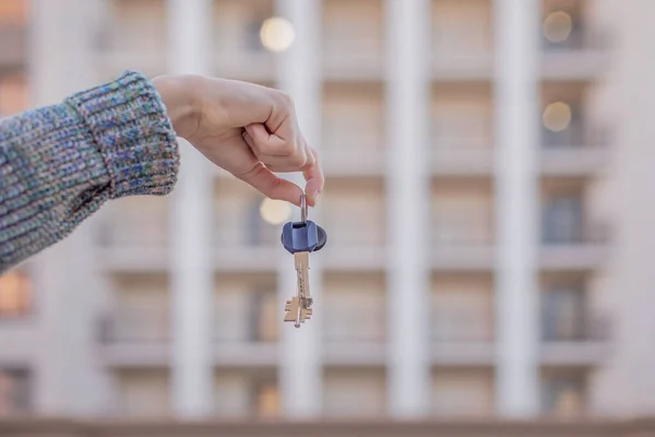 Schlüssel Der Hand Hält Hand Die Schlüssel Für Die Wohnung — Stockfoto