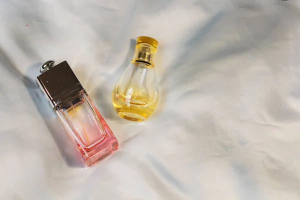 Veel Kleurrijke Mode Trendy Flessen Parfum Toilet Water Geuren Liggen — Stockfoto
