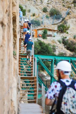 Kahverengi kızıl dağlar patikanın yakınındaki sarp kayalıkları, İspanya 'daki dik uçurumları, Ardales Caminito del Rey' i kaplar. El Chorro 'daki uzun kırmızı kayalıklar.
