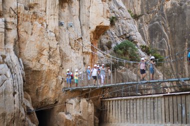 Kahverengi kızıl dağlar patikanın yakınındaki sarp kayalıkları, İspanya 'daki dik uçurumları, Ardales Caminito del Rey' i kaplar. El Chorro 'daki uzun kırmızı kayalıklar.