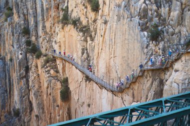 Kahverengi kızıl dağlar patikanın yakınındaki sarp kayalıkları, İspanya 'daki dik uçurumları, Ardales Caminito del Rey' i kaplar. El Chorro 'daki uzun kırmızı kayalıklar.