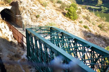 Kahverengi kızıl dağlar patikanın yakınındaki sarp kayalıkları, İspanya 'daki dik uçurumları, Ardales Caminito del Rey' i kaplar. El Chorro 'daki uzun kırmızı kayalıklar.