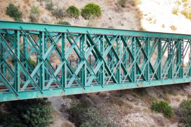 Kahverengi kızıl dağlar patikanın yakınındaki sarp kayalıkları, İspanya 'daki dik uçurumları, Ardales Caminito del Rey' i kaplar. El Chorro 'daki uzun kırmızı kayalıklar.
