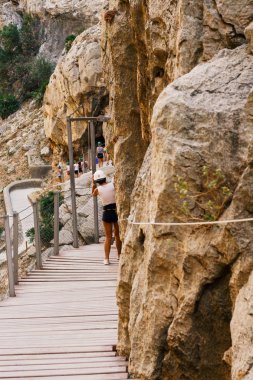 Kahverengi kızıl dağlar patikanın yakınındaki sarp kayalıkları, İspanya 'daki dik uçurumları, Ardales Caminito del Rey' i kaplar. El Chorro 'daki uzun kırmızı kayalıklar.