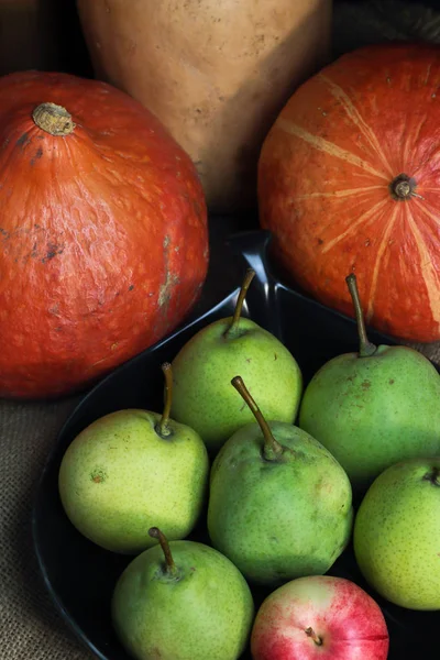 Peras Orgánicas Amarillas Verdes Una Pequeña Manzana Roja Diferente Como —  Fotos de Stock