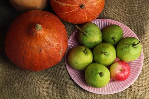 Poires Bio Jaunes Vertes Une Petite Pomme Rouge Différentes Des — Photo