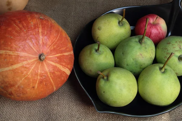 Yeşil Sarı Organik Armutlar Diğerlerine Benzemeyen Küçük Kırmızı Bir Elma — Stok fotoğraf