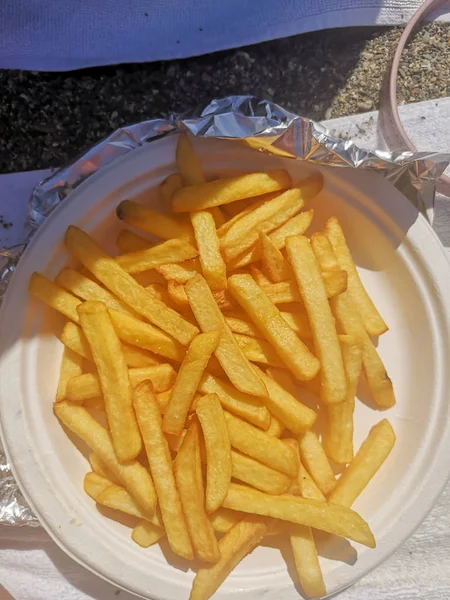 Batatas Fritas Grelhadas Sardinhas Uma Placa Branca Plástico Descartável Lanche — Fotografia de Stock