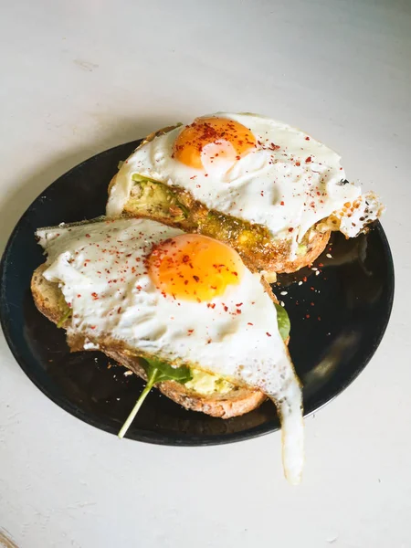 Sanduíche Trigo Com Ovos Espinafre Uma Placa Preta Café Manhã — Fotografia de Stock