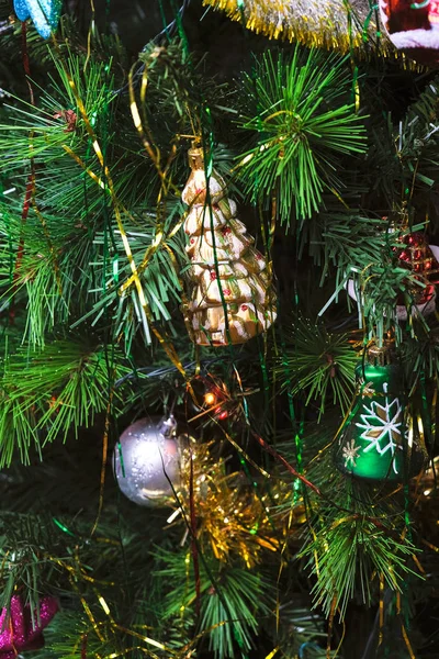 Kerstboom Kerstavond Thuis Versierd Met Verschillende Retro Vintage Glazen Speelgoed — Stockfoto