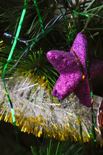 Kerstboom Kerstavond Thuis Versierd Met Verschillende Retro Vintage Glazen Speelgoed — Stockfoto