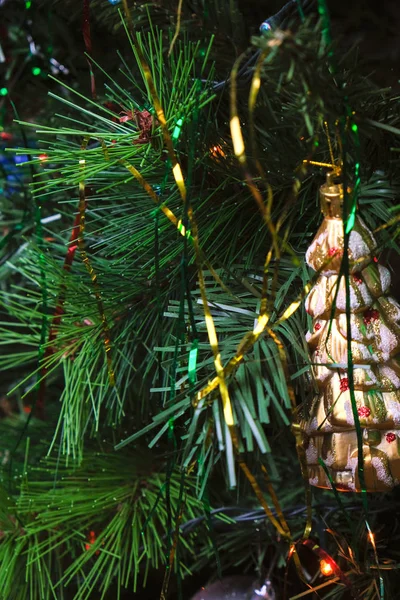 圣诞前夕 家家户户的圣诞树 装饰着各种复古旧式玻璃玩具 装饰着漂亮的灯光和花环 玩具胡桃夹子 玩具球和闪闪发光的彩星 — 图库照片