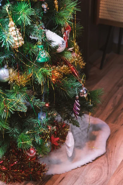 Різдвяна Ялинка Напередодні Різдва Вдома Прикрашена Різними Ретро Скляними Іграшками — стокове фото