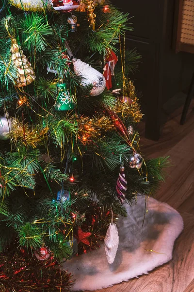 Різдвяна Ялинка Напередодні Різдва Вдома Прикрашена Різними Ретро Скляними Іграшками — стокове фото