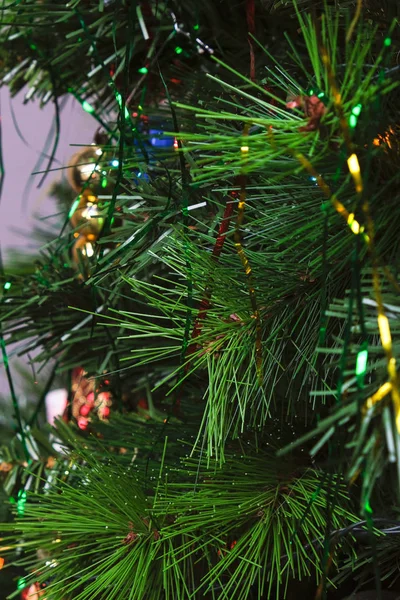 Kerstboom Kerstavond Thuis Versierd Met Verschillende Retro Vintage Glazen Speelgoed — Stockfoto