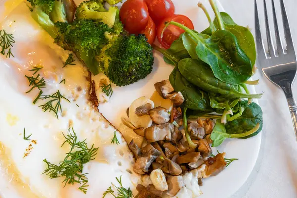 Nutrição Adequada Saudável Comer Café Manhã Ovos Brócolis Cogumelos Alho — Fotografia de Stock
