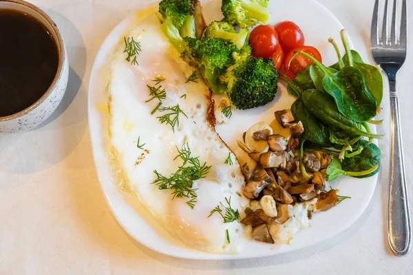 Nutrição Adequada Saudável Comer Café Manhã Ovos Brócolis Cogumelos Alho — Fotografia de Stock