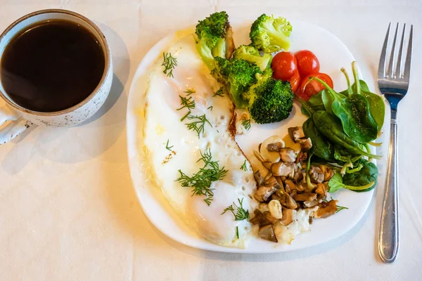 Proper Nutrition Healthy Eating Breakfast Eggs Broccoli Mushrooms Garlic Spinach — 스톡 사진