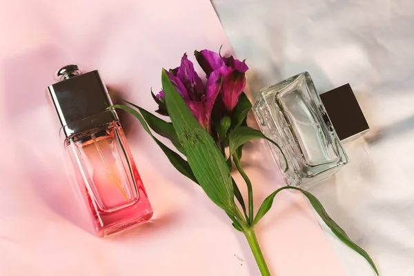 Przezroczyste Szklane Modne Butelki Perfum Wody Zapachy Różowym Srebrnym Tle — Zdjęcie stockowe