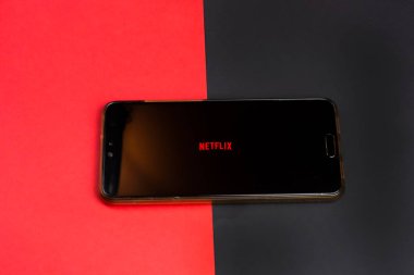 Saint-Petersburg, Rusya, 2 Şubat: Netflix logosu ile akıllı telefon ekranda gösterilmeden önce, cep telefonunda netflix yayın servisi izlemek,