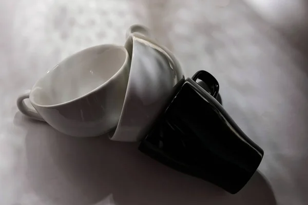 Современная Модная Квартира Лежала Различные Черно Белые Чашки Чая Кофе — стоковое фото