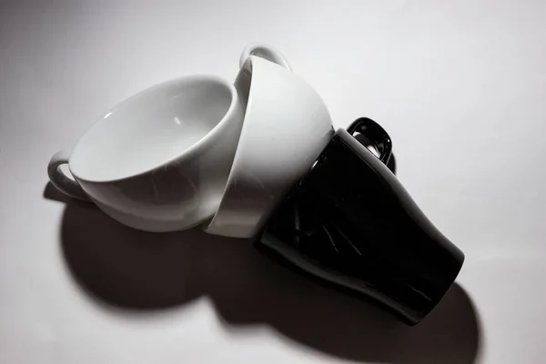 Современные Модные Блюда Плоские Лежали Различные Черный Белый Чай Чашки — стоковое фото