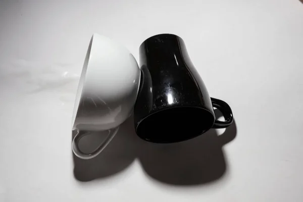Современные Модные Блюда Плоские Лежали Различные Черный Белый Чай Чашки — стоковое фото