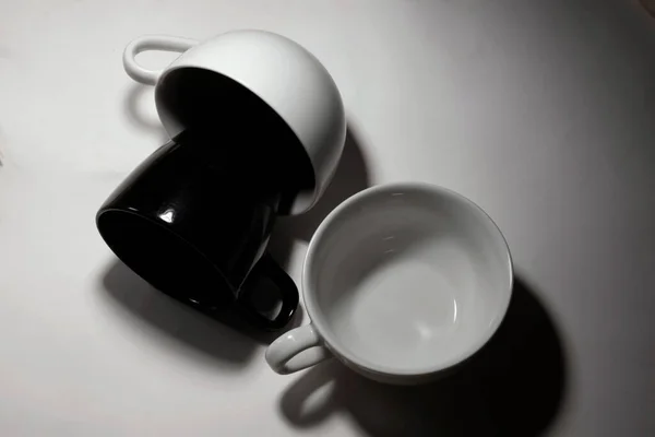 Μοντέρνα Μοντέρνα Πιάτα Επίπεδη Lay Διαφορετικό Μαύρο Λευκό Τσάι Και — Φωτογραφία Αρχείου