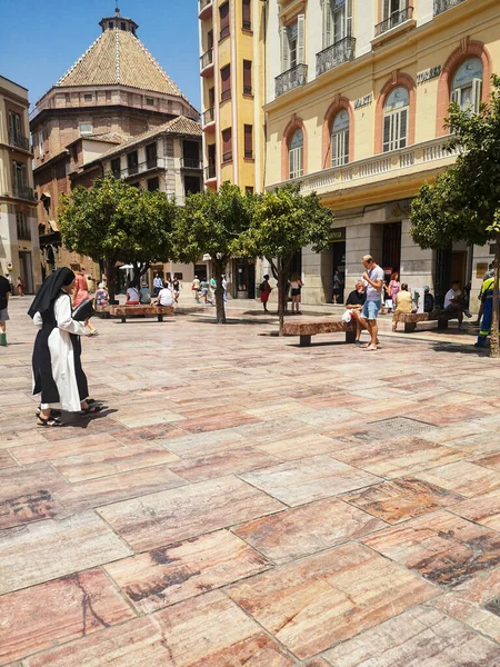 Malaga Hiszpania Lipiec 2019 Dwie Katolickie Zakonnice Latem Przechodzą Przez — Zdjęcie stockowe