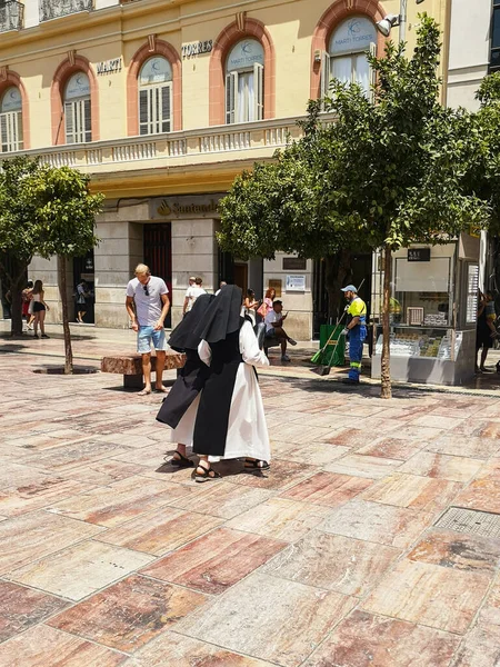 Μάλαγα Ισπανία Ιούλιος 2019 Δύο Καθολικές Μοναχές Περπατούν Μέσα Από — Φωτογραφία Αρχείου