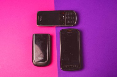 Saint-Petersburg, Rusya - 03 Mart 2020: Farklı eski eski kazı kazınmış grup 2000 'lerden kalma pembe menekşe üzerine nokia cep telefonu nokia qwerty kullanıldı. İllüstrasyon Editörü
