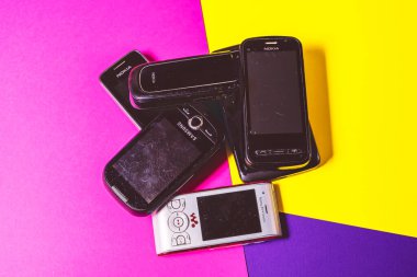 Saint-Petersburg, Rusya - 03 Mart 2020: Farklı eski eski kazı kazınmış grup 2000 'lerden kalma pembe menekşe üzerine nokia cep telefonu nokia qwerty kullanıldı. İllüstrasyon Editörü