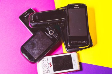 Saint-Petersburg, Rusya - 03 Mart 2020: Farklı eski eski kazı kazınmış grup 2000 'lerden kalma pembe menekşe üzerine nokia cep telefonu nokia qwerty kullanıldı. İllüstrasyon Editörü