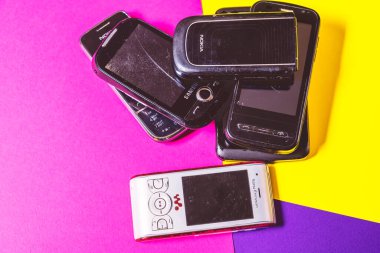 Saint-Petersburg, Rusya - 03 Mart 2020: Farklı eski eski kazı kazınmış grup 2000 'lerden kalma pembe menekşe üzerine nokia cep telefonu nokia qwerty kullanıldı. İllüstrasyon Editörü