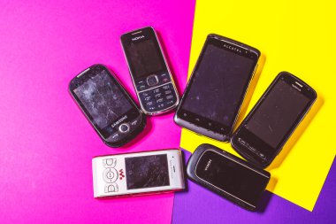 Saint-Petersburg, Rusya - 03 Mart 2020: Farklı eski eski kazı kazınmış grup 2000 'lerden kalma pembe menekşe üzerine nokia cep telefonu nokia qwerty kullanıldı. İllüstrasyon Editörü