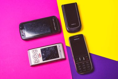 Saint-Petersburg, Rusya - 03 Mart 2020: Farklı eski eski kazı kazınmış grup 2000 'lerden kalma pembe menekşe üzerine nokia cep telefonu nokia qwerty kullanıldı. İllüstrasyon Editörü