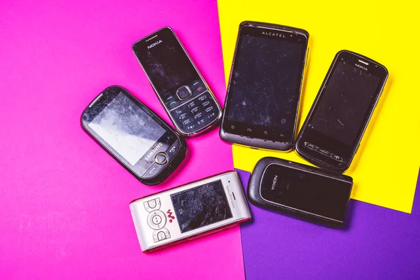 Saint-Petersburg, Rusya - 03 Mart 2020: Farklı eski eski kazı kazınmış grup 2000 'lerden kalma pembe menekşe üzerine nokia cep telefonu nokia qwerty kullanıldı. İllüstrasyon Editörü