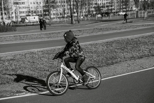 Saint Petersburg Russia March 2020 Little Girl Riding Bike Deserted — Stock Photo, Image