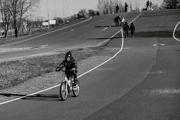 São Petersburgo Rússia Março 2020 Menina Andando Bicicleta Parque Vazio — Fotografia de Stock