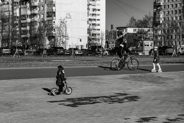 Санкт Петербург Россия Марта 2020 Года Маленькая Девочка Велосипеде Пустынном — стоковое фото
