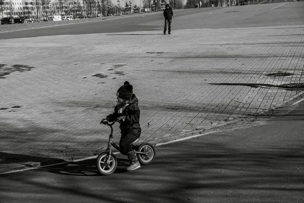 Saint Petersburg Russia March 2020 Little Girl Riding Bike Deserted — Stock Photo, Image