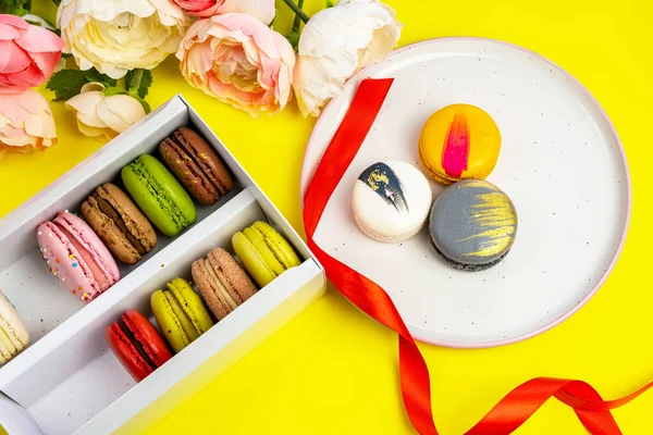 Macarons Colorés Dans Une Boîte Cadeau Pour Anniversaire Fête Romantique — Photo