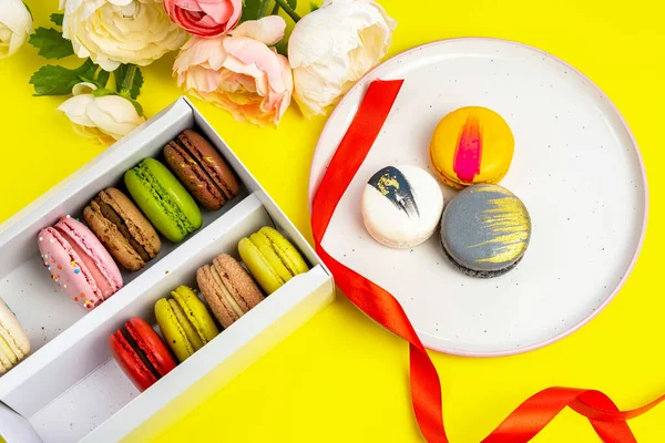 Macarons Colorés Dans Une Boîte Cadeau Pour Anniversaire Fête Romantique — Photo
