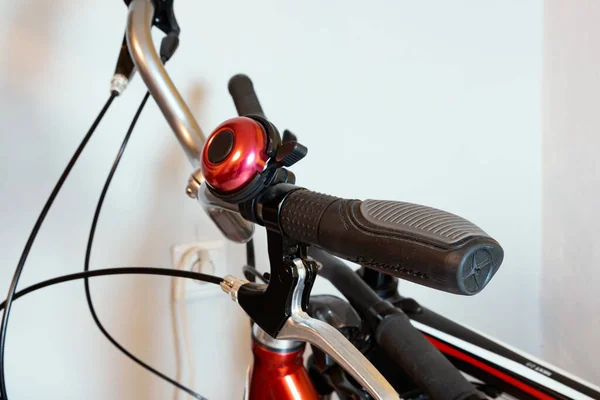 Guiador Bicicleta Close Metal Preto Com Sino Bicicleta Vermelho — Fotografia de Stock