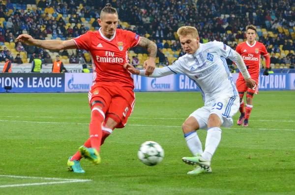 Kiev, Ukrayna - 19 Ekim 2016: Ljubomir Fejsa (L) Uefa sırasında