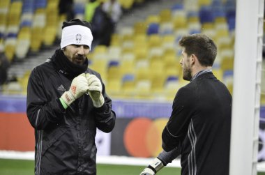 Kiev, Ukrayna - Dec 06: Oyuncu sırasında Uefa Şampiyonlar Ligi 