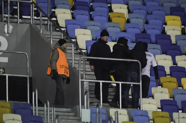 KIEV, UCRANIA - DIC 06: Ultras violentos Besiktas durante la UEFA —  Fotos de Stock